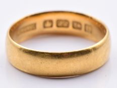 A 22ct gold wedding band/ ring, Birmingham 1915, 3.9g, size J/K