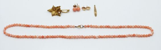 A beaded coral necklace and matching earrings with 9ct gold fittings, a pair of 9ct gold shell