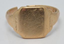 A 9ct gold signet ring, 5.2g