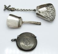 Edward VII hallmarked silver circular vesta case, Birmingham 1909 maker's mark indistinct,