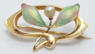 Art Nouveau 15ct gold brooch set with enamel and a pearl, 1.5 x 3cm