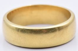 A yellow metal wedding band/ring, 7g, size M