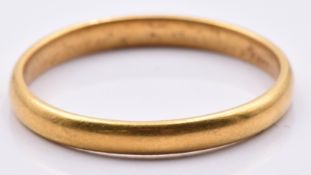 A yellow metal wedding band/ ring, 2.8g, size Q