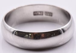 A platinum wedding band/ ring, 7.8g, size S