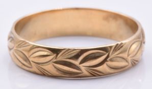 A 9ct gold wedding band/ ring with foliate decoration, 2.8g, size P