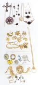 A collection of vintage brooches including a silver brooch, diamanté etc
