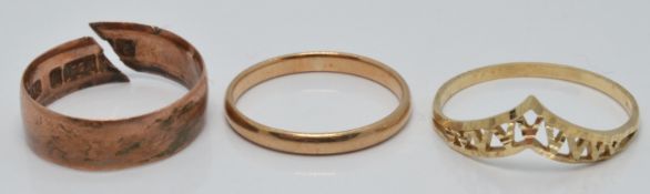 Three 9ct gold rings, 3.8g