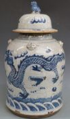 Chinese blue and white jar with dragon decoration and Foo Dog finial, 48cm tall