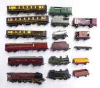 Sixteen Hornby Dublo, Tri-ang and similar 00 gauge model railway locomotives, coaches and wagons