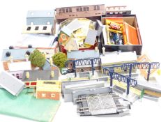 A collection of Hornby and similar 00 gauge buildings and accessories, some in original boxes.