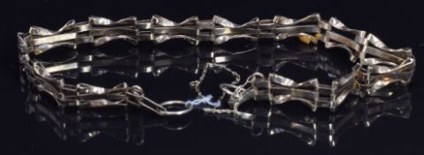 A 9ct gold gate bracelet, 2.7g