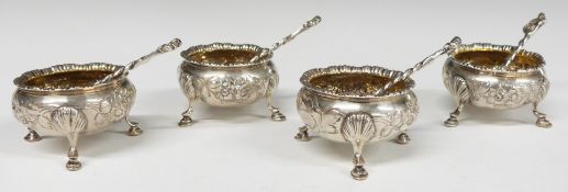 Victorian set of four hallmarked silver open salts and spoons, London 1870, maker Richards &