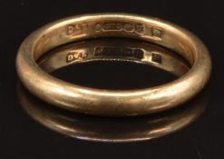 A 9ct gold wedding band/ ring, size K, 2.7g