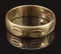 A 9ct gold wedding band/ ring, size N, 2.6g