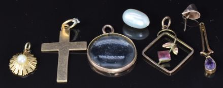 A 9ct gold cross, 9ct gold flower pendant, other pendants etc., 2.7g
