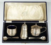 Cased George VI three piece hallmarked silver cruet set, Birmingham 1939, maker William Neale & Son,