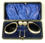 Cased Victorian hallmarked silver pair of salts with spoons and blue glass liners, Birmingham