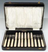 Cased George V Art Deco hallmarked silver dessert set, Sheffield 1931, maker Viner's Ltd, weight