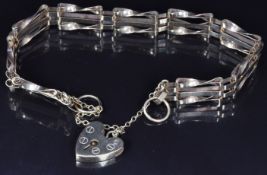 A 9ct gold gate bracelet, 7.1g