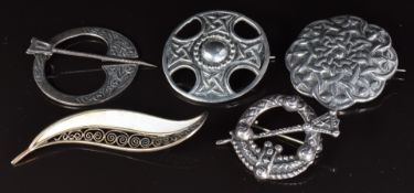 Scottish silver kilt pin by Robert Allison, Edinburgh 1964, Iona Scottish silver brooch, Edinburgh