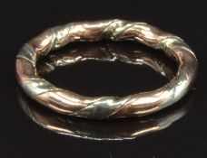 An 18ct gold bi-coloured band / ring, size K, 2.9g