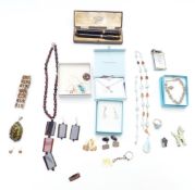 A collection of jewellery including 9ct gold cufflink, 1.7g, silver and amber bracelet, fountain