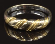 An 18ct gold bi-coloured ring, size N, 2.8g