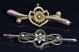 Edwardian 9ct gold brooch in the form of a flower, Chester 1905, and a similar 9ct gold brooch, 3.