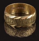 A 9ct gold wedding band/ ring, size K, 2.9g