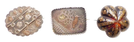 Victorian silver brooch with applied aesthetic decoration depicting a kookaburra with glass