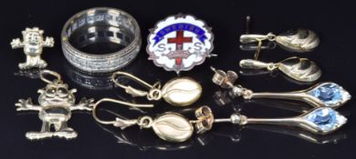 A 9ct gold ring, 9ct gold earrings and 9ct gold pendant, 7.3g