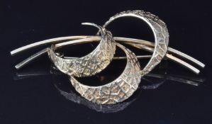 A 14k gold brooch in a stylised foliate design, 5 x 3cm, 5.9g
