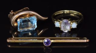 A yellow metal clip set with an aquamarine, a 9ct gold brooch and a 9ct gold ring, 5.9g