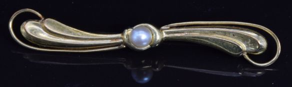 A yellow metal brooch marked 333 set with a pearl, 2.7g, 5.5cm
