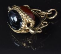 A 9ct swivel fob set with agate, 3.2g
