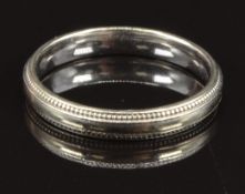 A 9ct white gold wedding band/ ring, size M, 2.5g