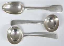 Victorian Irish hallmarked silver fiddle pattern table spoon, Dublin 1837, makers mark IB and also