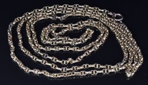A c1900 15ct gold guard chain made up of faceted double circular links, 120cm long, 33g