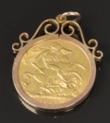 A 1909 full gold sovereign in 9ct gold pendant mount, 10.1g