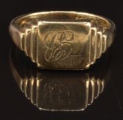 A 9ct gold signet ring with stepped shoulders, size T, 7.2g