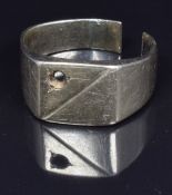 An 18ct gold ring, 8.1g