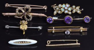 Two 9ct gold brooches set with seed pearls, a 9ct gold brooch set with amethysts (8.4g) and other