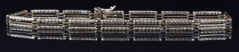A 9ct gold bracelet made up of textured engraved links, 6.2g