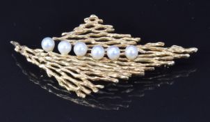 A 14k gold brooch in a retro design set with pearls, 6 x 3cm, 9.7g