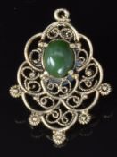 A 14k gold filigree pendant set with a nephrite jade cabochon, 5.8g