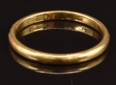 A 22ct gold wedding ring / band, size O, 2.6g