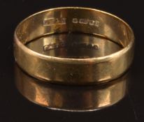 A 9ct gold wedding band/ ring, size R, 2.1g