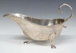 Edward VII hallmarked silver sauce boat, raised on three feet, Birmingham 1903, maker Horace