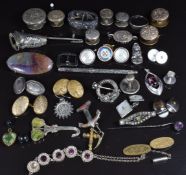 A collection of jewellery including silver studs, silver anchor brooch set with fluorite, agate