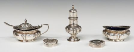 Edward VII hallmarked silver three piece cruet set with blue glass liners and matching spoon, London